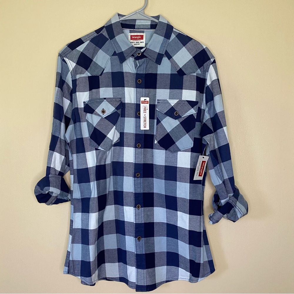 Men’s Wrangler blue and white plaid long sleeve shirt, “free to stretch” size M